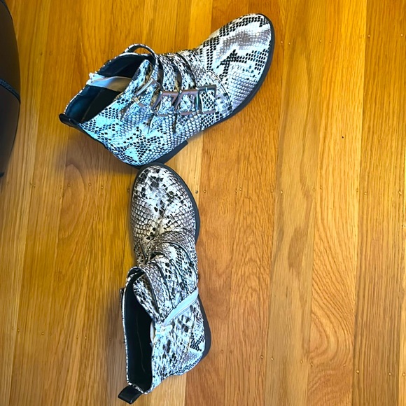 Snake print buckled ankle boots - Picture 1 of 8